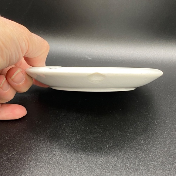 Trader Vic's Tiki ceramic ashtray, with two happy islanders, gold trim. - Picture 6 of 6